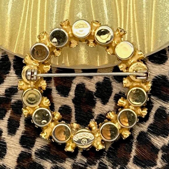 VINTAGE 1960s WEISS Goldtone Metallic AB & Emerald Green Rhinestone Circle Pin - Picture 2 of 2